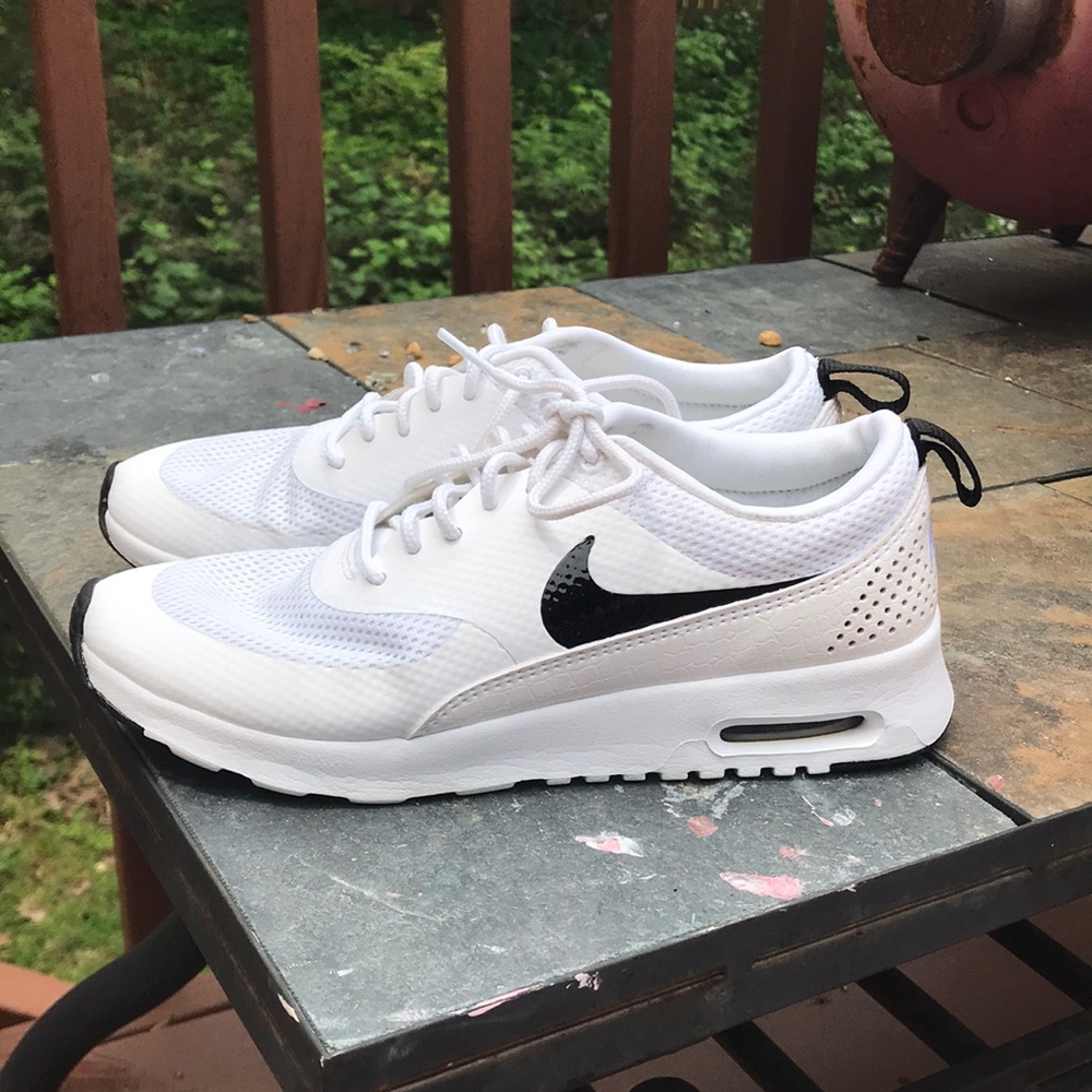 CUTE WHITE NIKE SNEAKERS